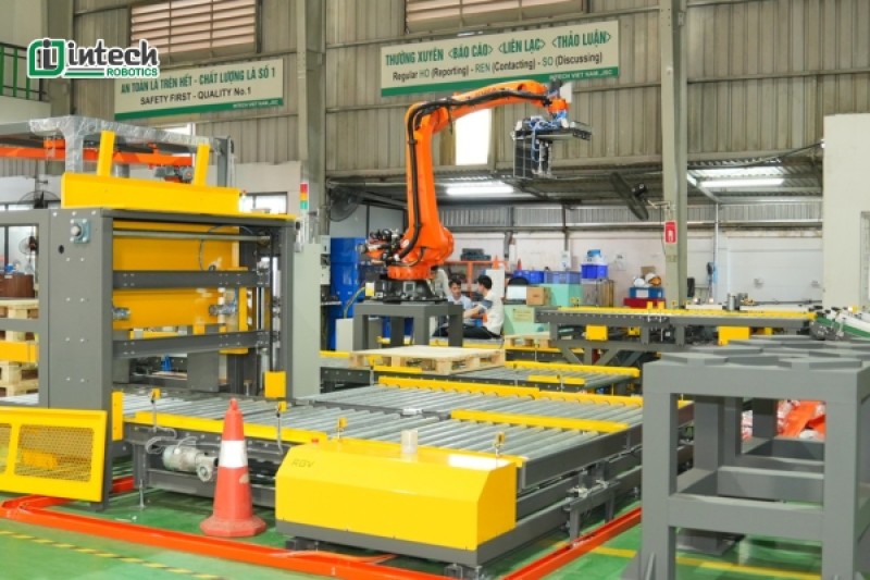 top 5 nganh san xuat dang can robot boc xep