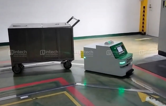 Robot AGV kéo thùng nguyên vật liệu cấp cho dây chuyền sản xuất