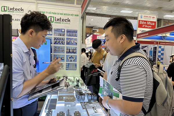 khách tham gian gian hàng Intech Group tại triển lãm SEI 2023 - Ảnh 2
